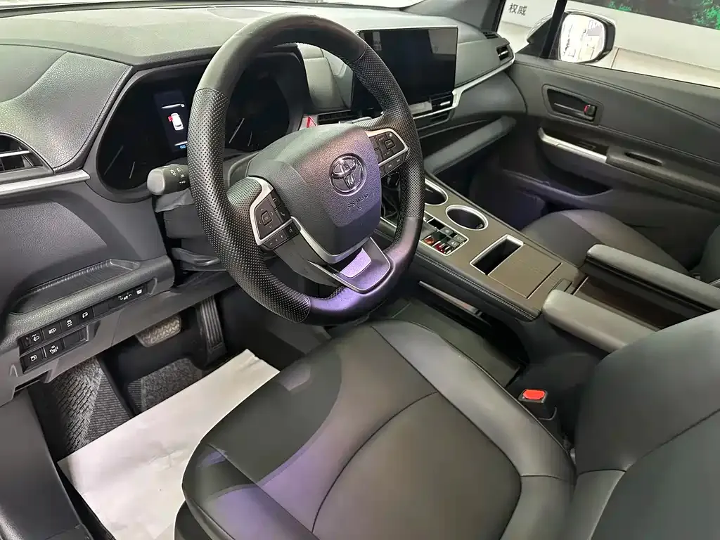 Toyota Granvia — фото 3