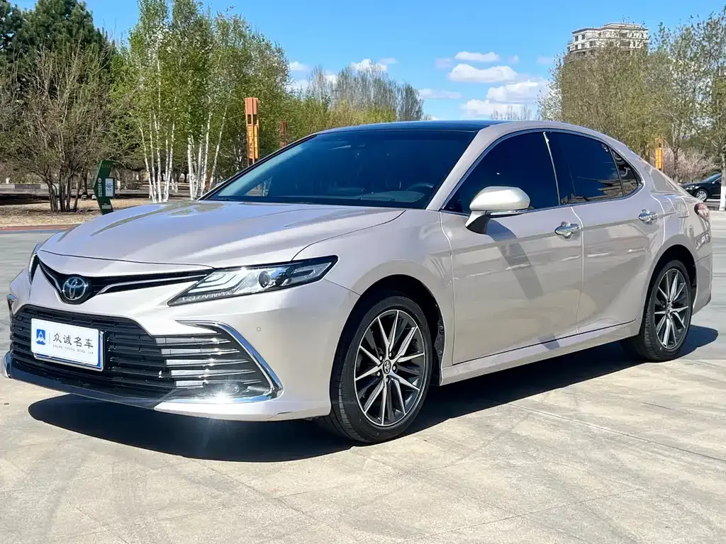 Toyota Camry — фото 1