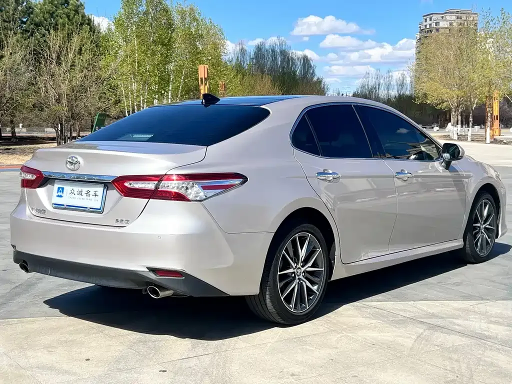 Toyota Camry — фото 5