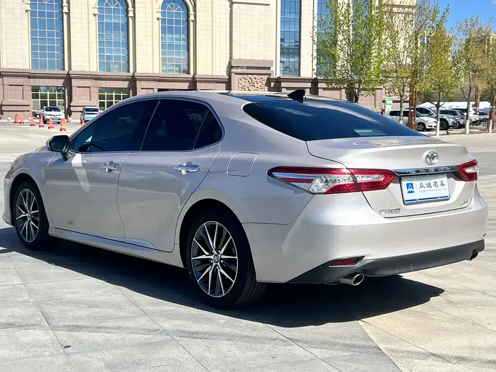 Toyota Camry — фото 9