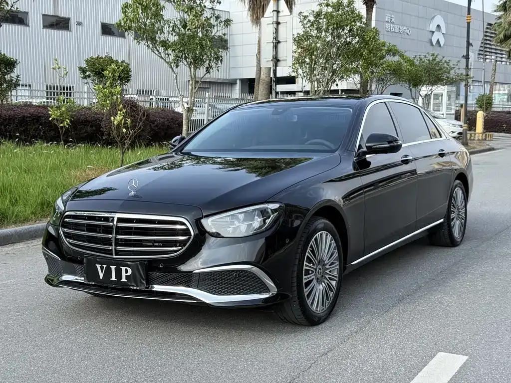 Mercedes-Benz E-Class — фото 1