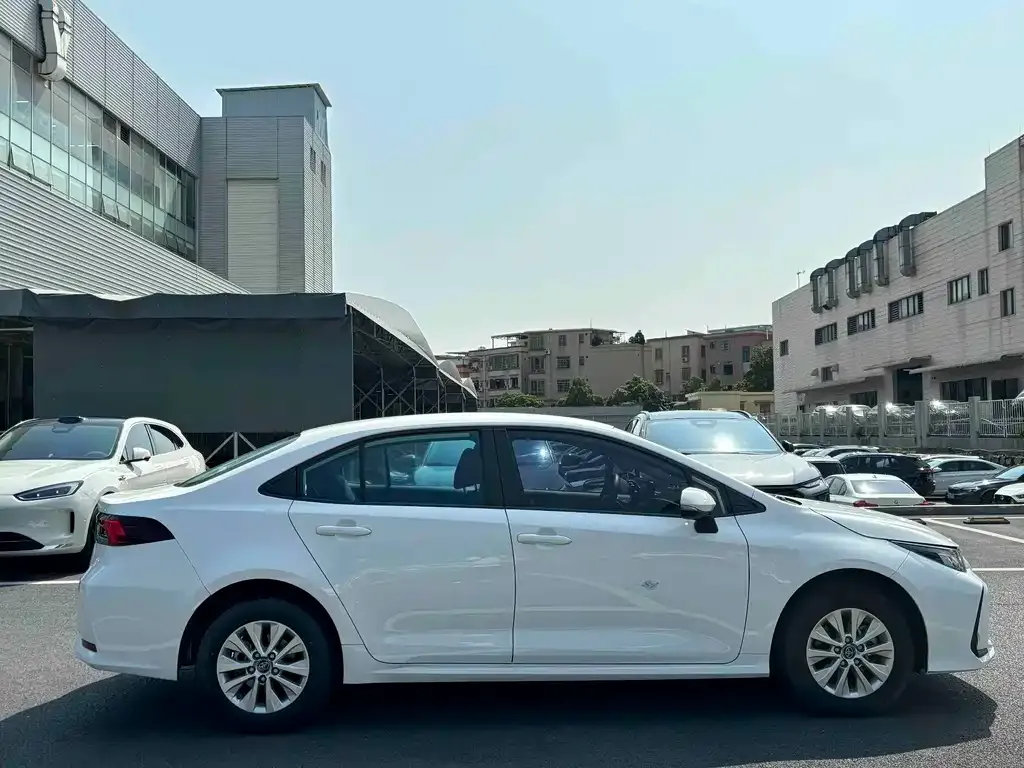 Toyota Corolla — фото 7