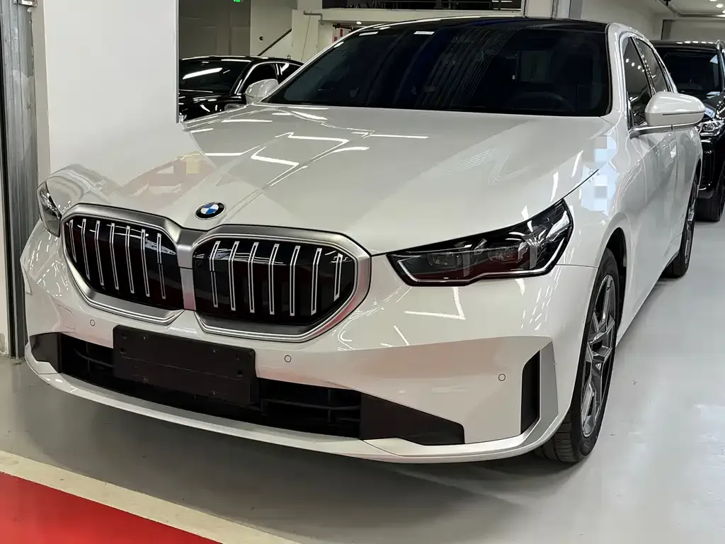 BMW 5 Series — фото 1