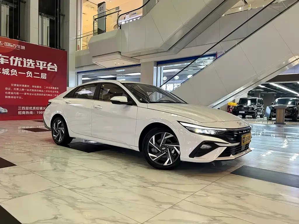 Hyundai Elantra — фото 1