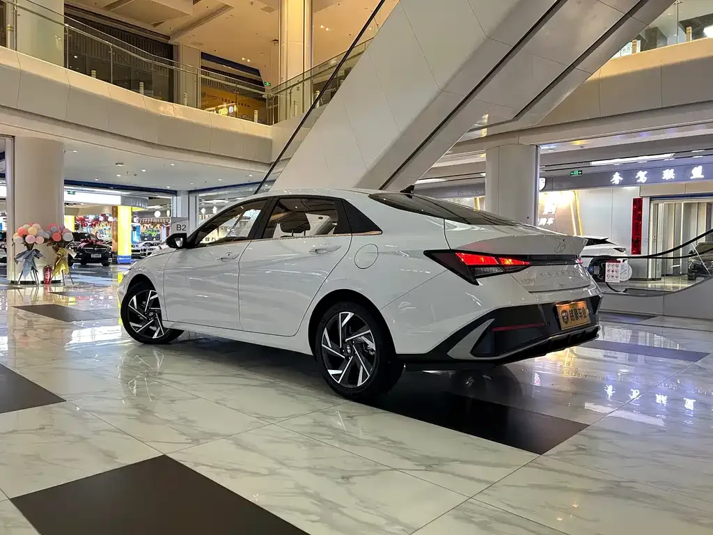 Hyundai Elantra — фото 5