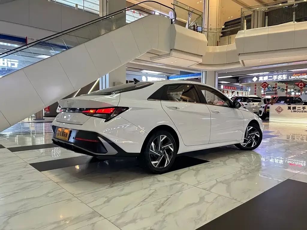 Hyundai Elantra — фото 10