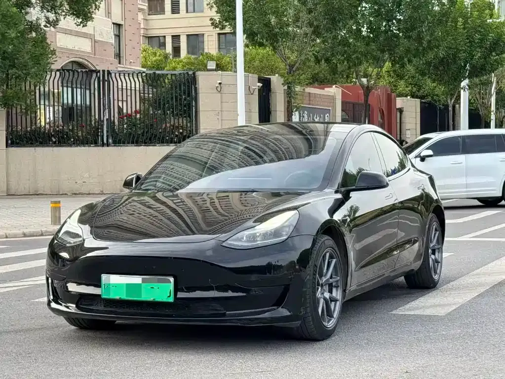Tesla Model 3 — фото 1