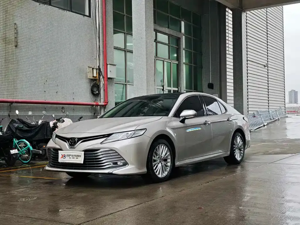 Toyota Camry — фото 1