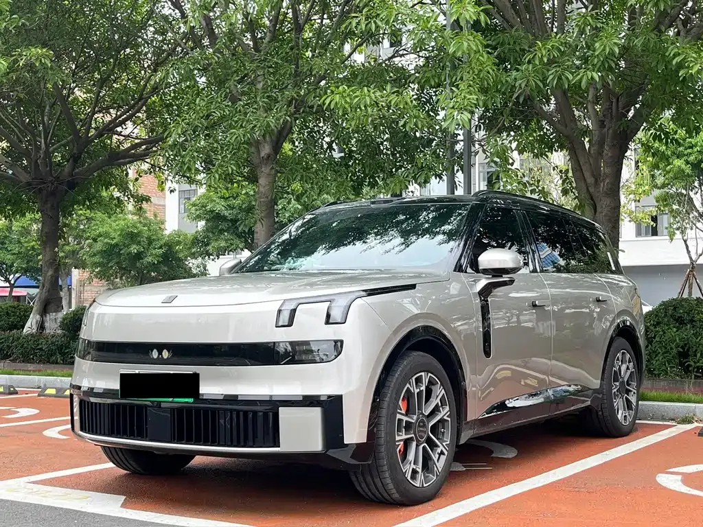 Lynk & Co 900