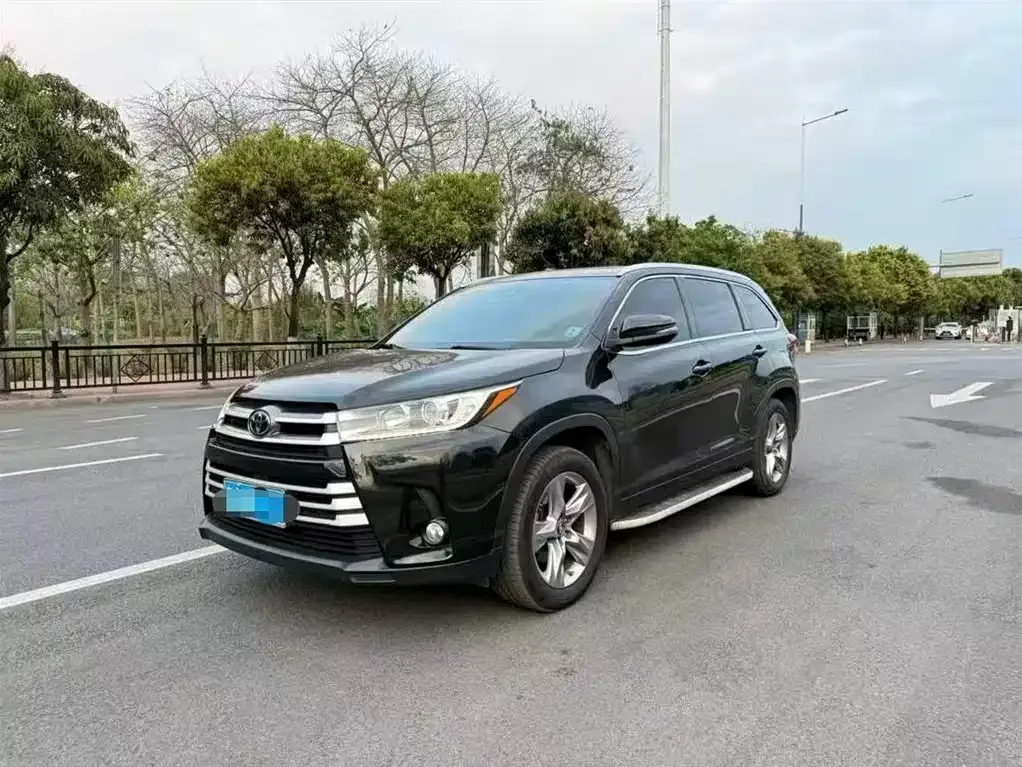Toyota Highlander — фото 1