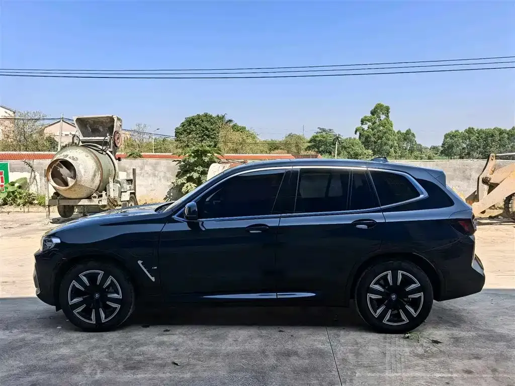 BMW iX3 — фото 3
