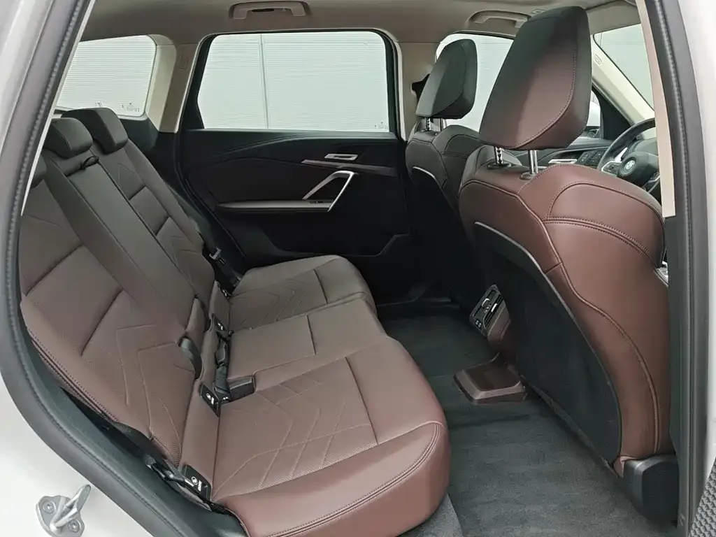 BMW iX1 2025 из CN, фото 8