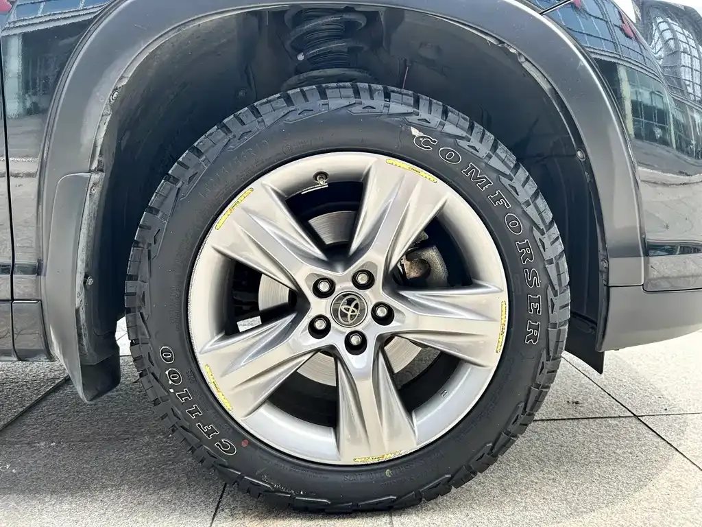 Toyota Highlander — фото 10