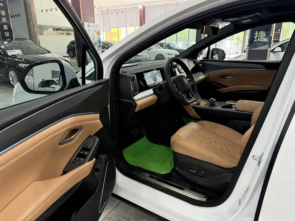 BYD L DM-i — фото 9