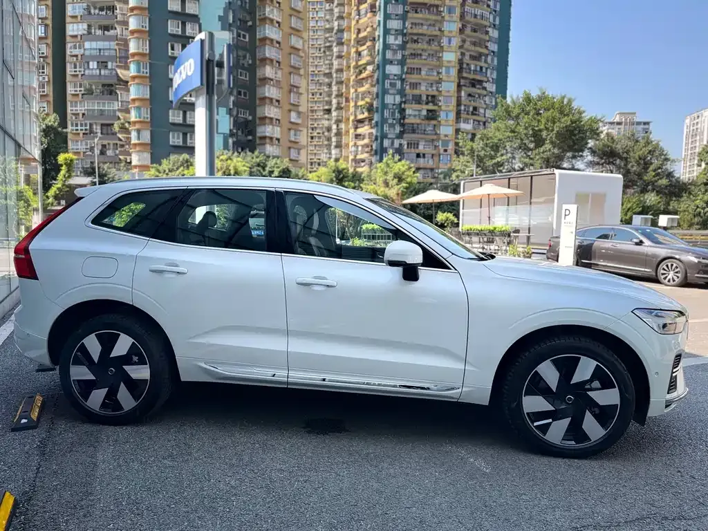 Volvo XC60 PHEV — фото 10