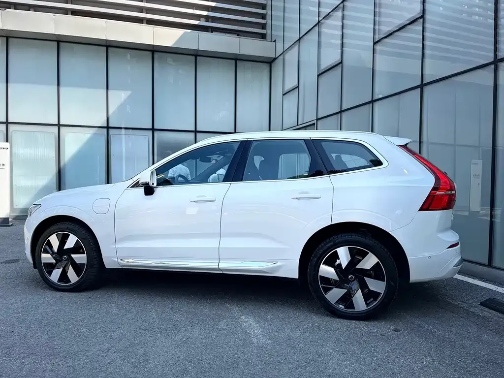 Volvo XC60 PHEV — фото 4