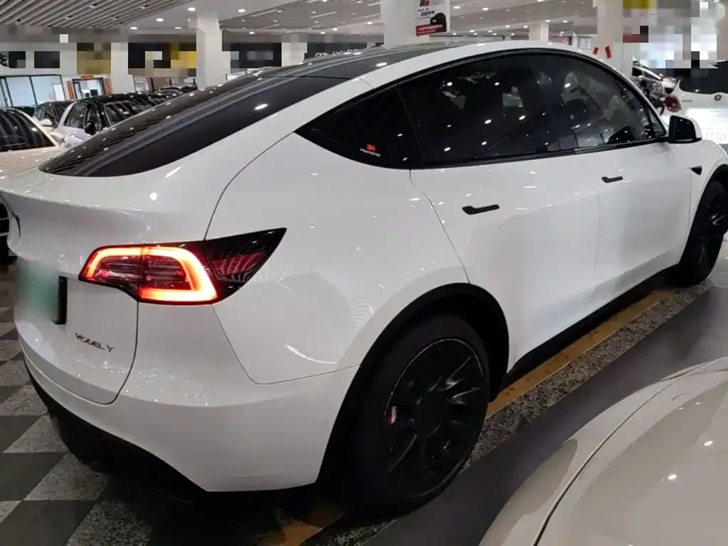 Tesla Model Y — фото 10