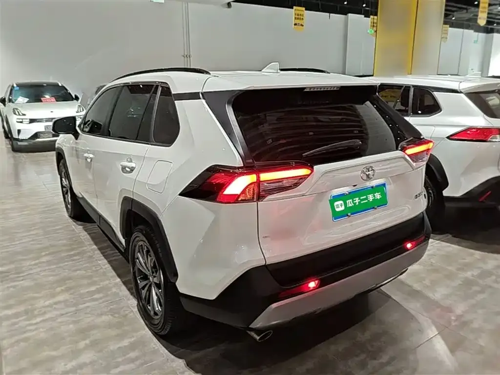 Toyota RAV4 — фото 9