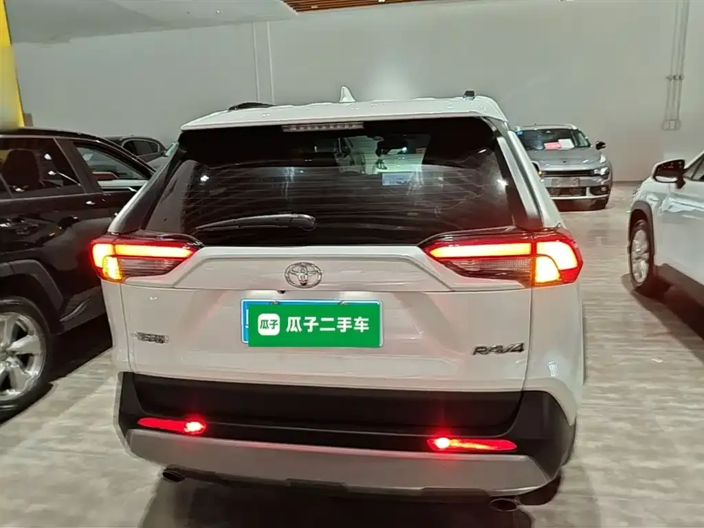Toyota RAV4 — фото 2