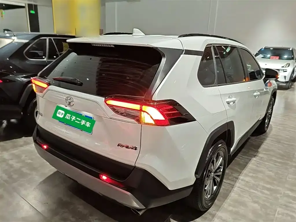 Toyota RAV4 — фото 5