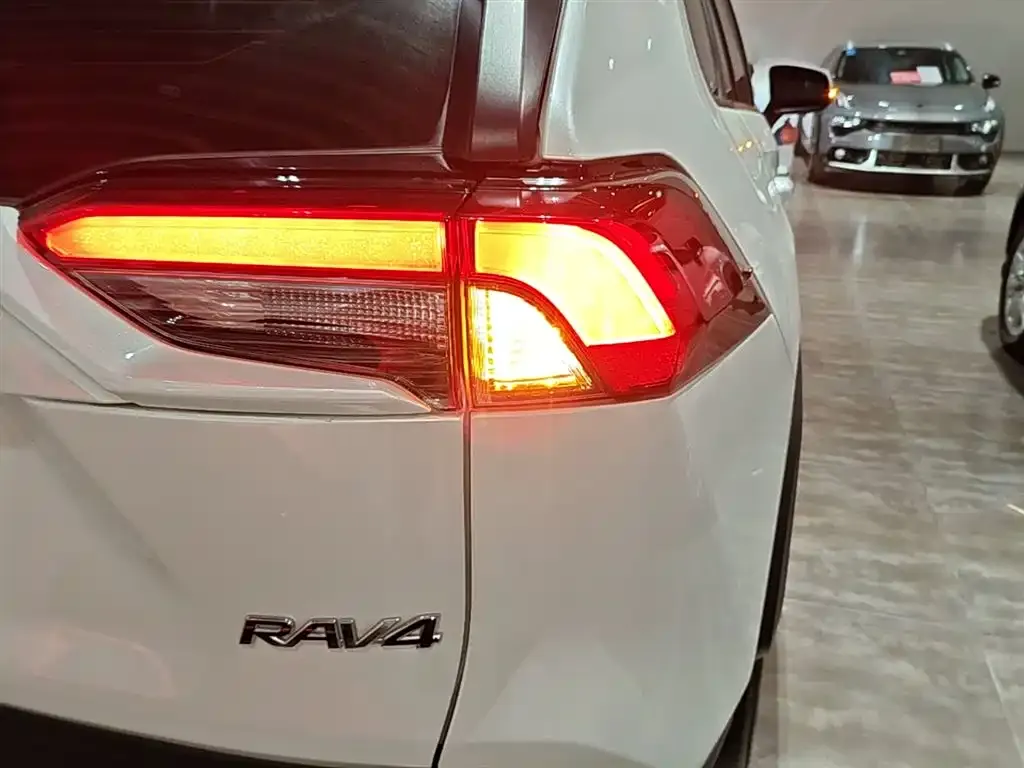 Toyota RAV4 — фото 4