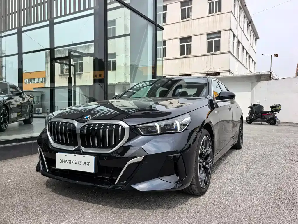 BMW 5 Series — фото 1