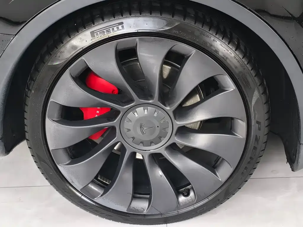 Tesla Model Y — фото 9