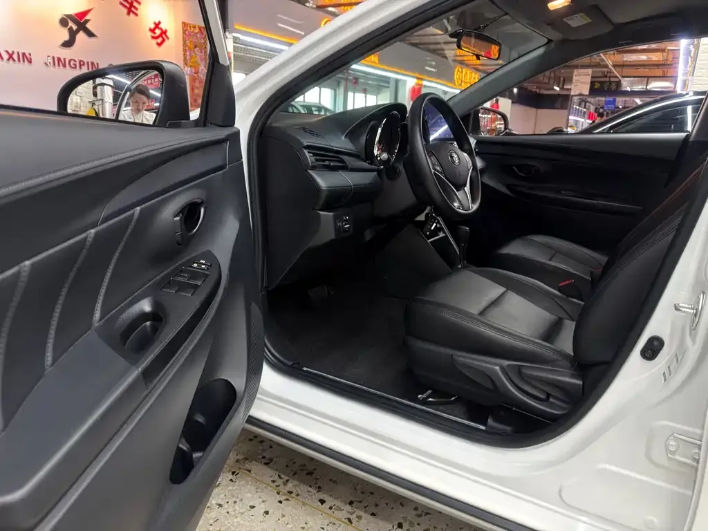 Toyota Yaris L — фото 2