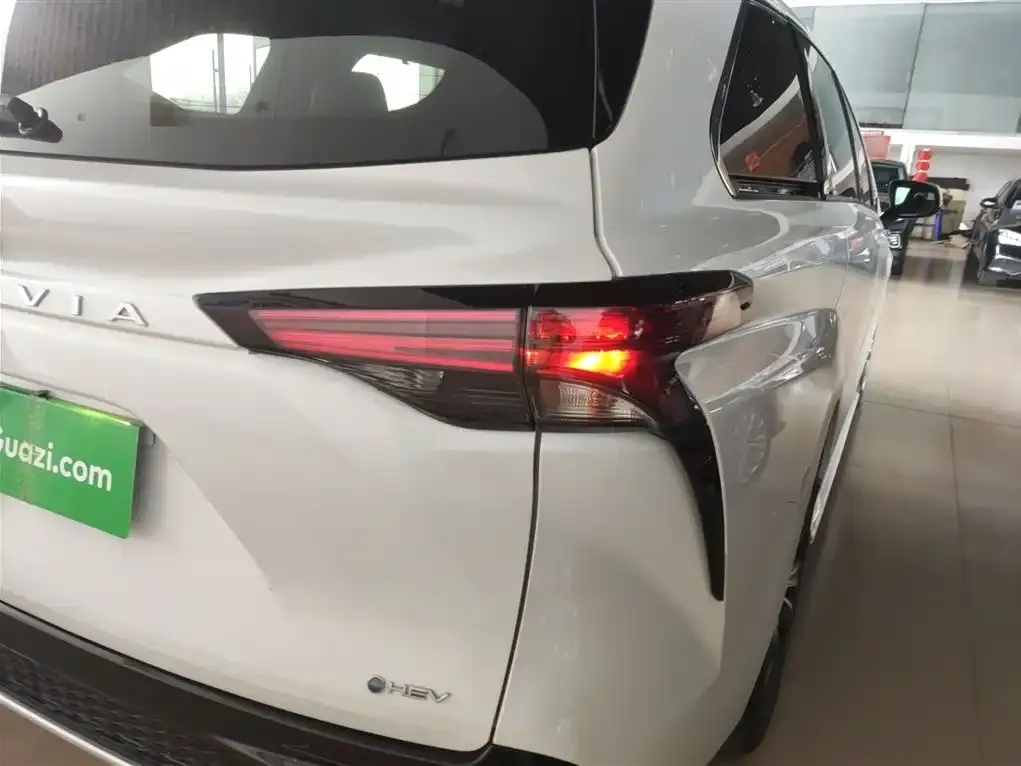 Toyota Granvia — фото 8