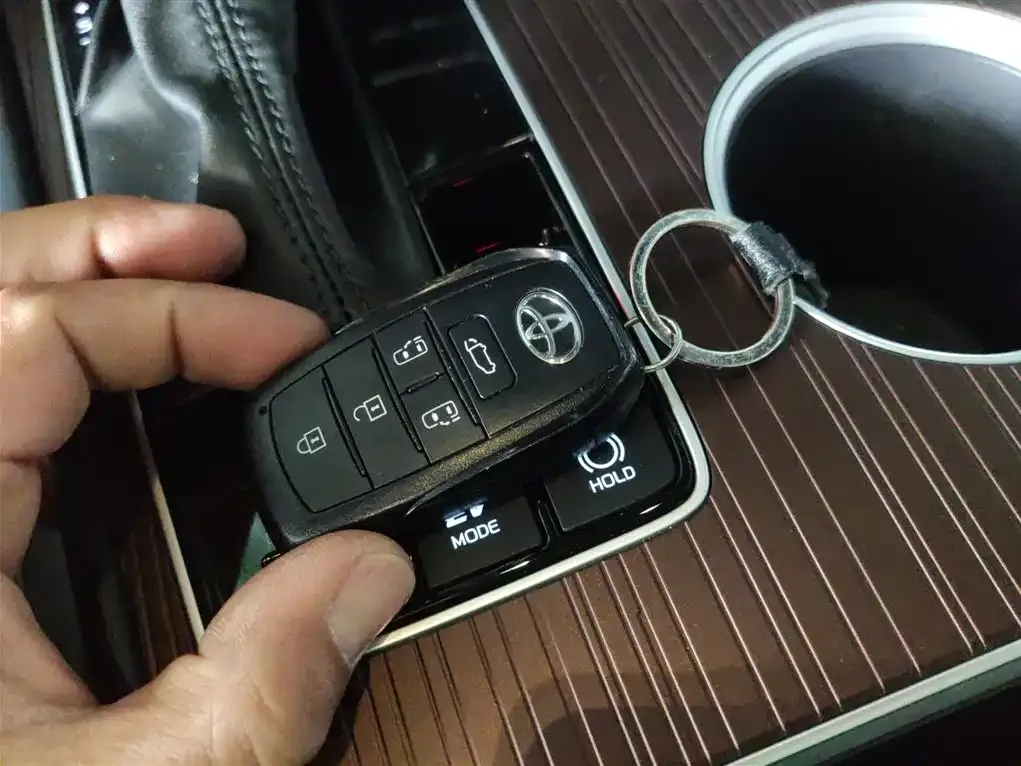 Toyota Granvia — фото 9