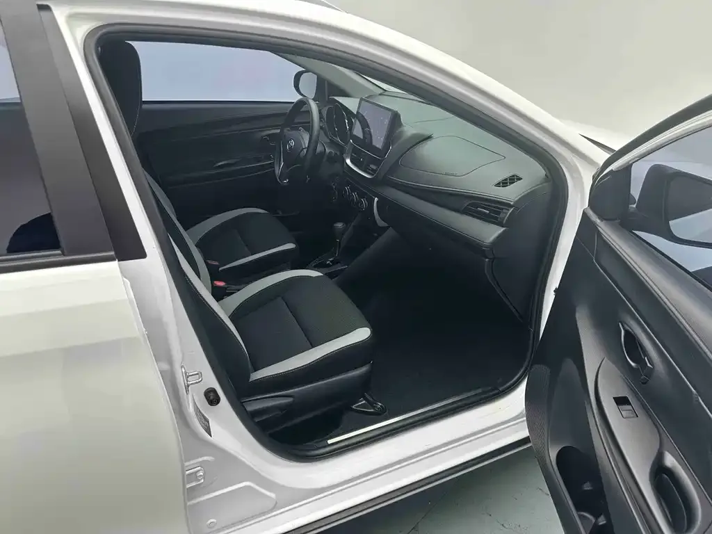 Toyota Yaris L — фото 3