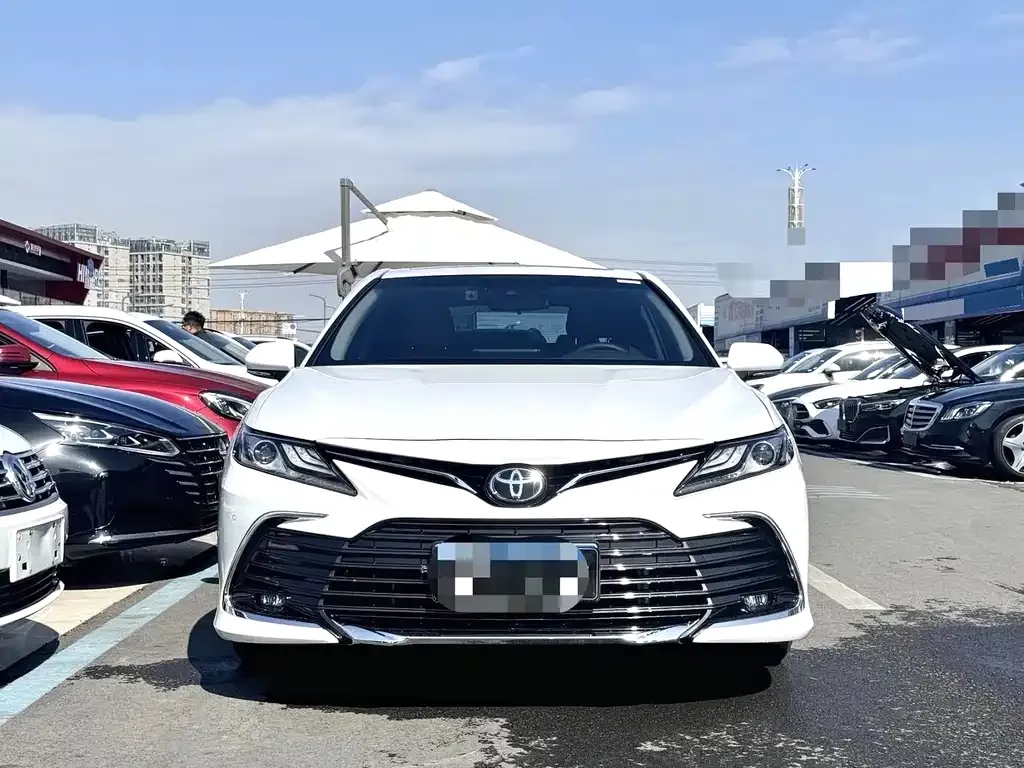 Toyota Camry — фото 1