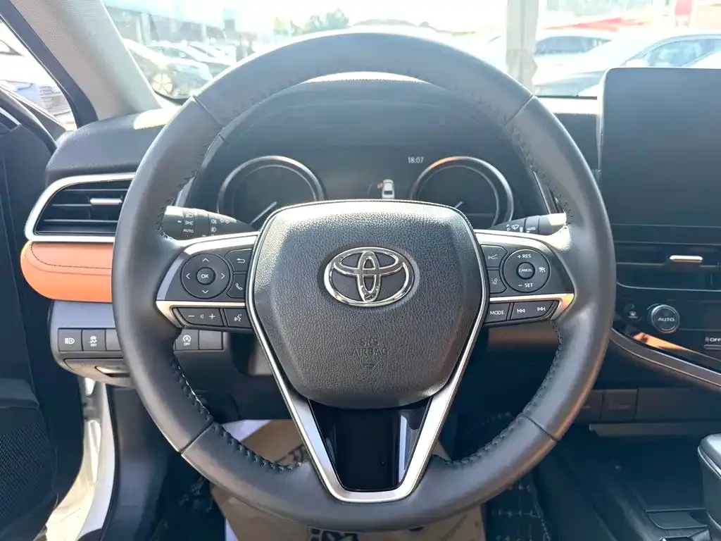 Toyota Camry — фото 9