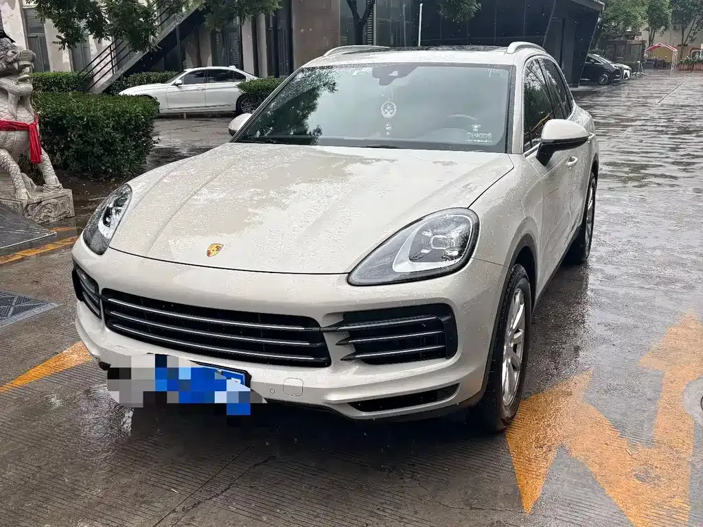 Porsche Cayenne — фото 1
