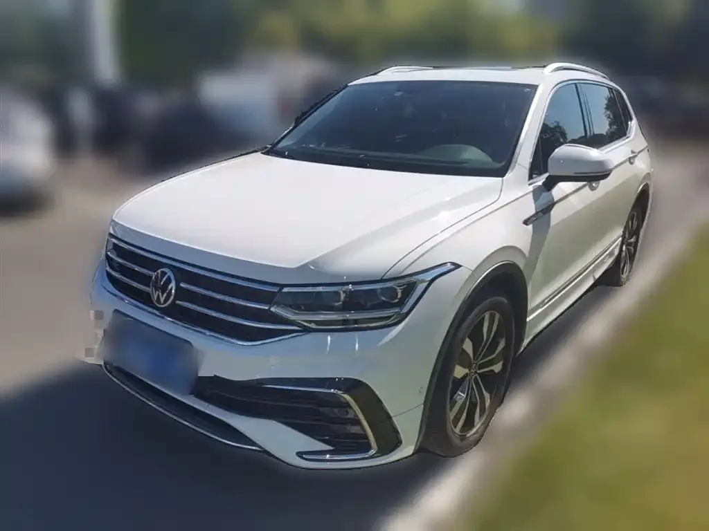Volkswagen Tiguan L — фото 1