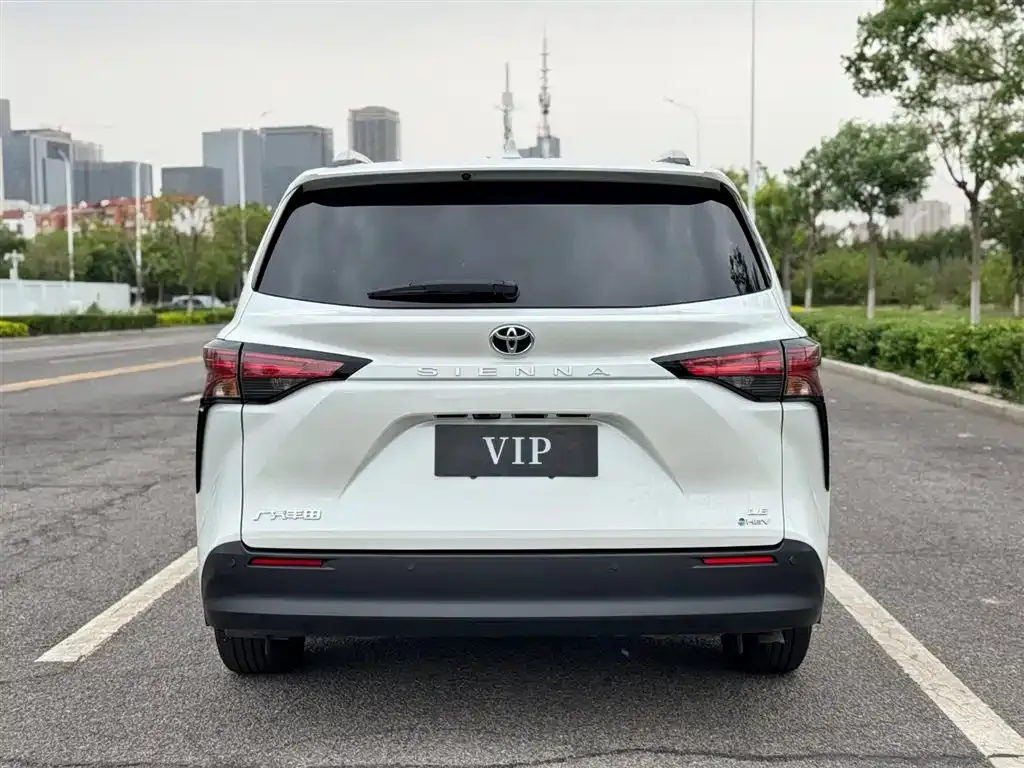 Toyota Sienna — фото 3