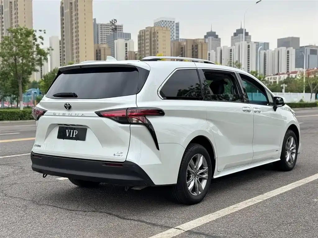 Toyota Sienna — фото 8