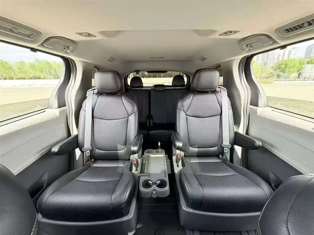 Toyota Sienna — фото 5