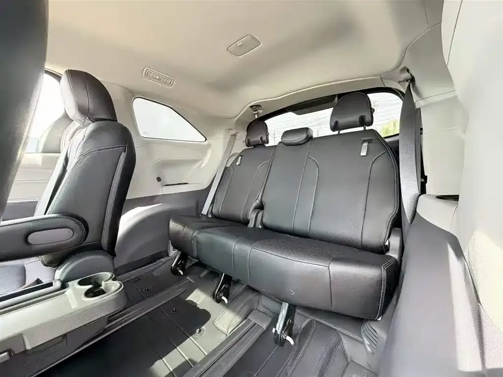 Toyota Sienna — фото 2
