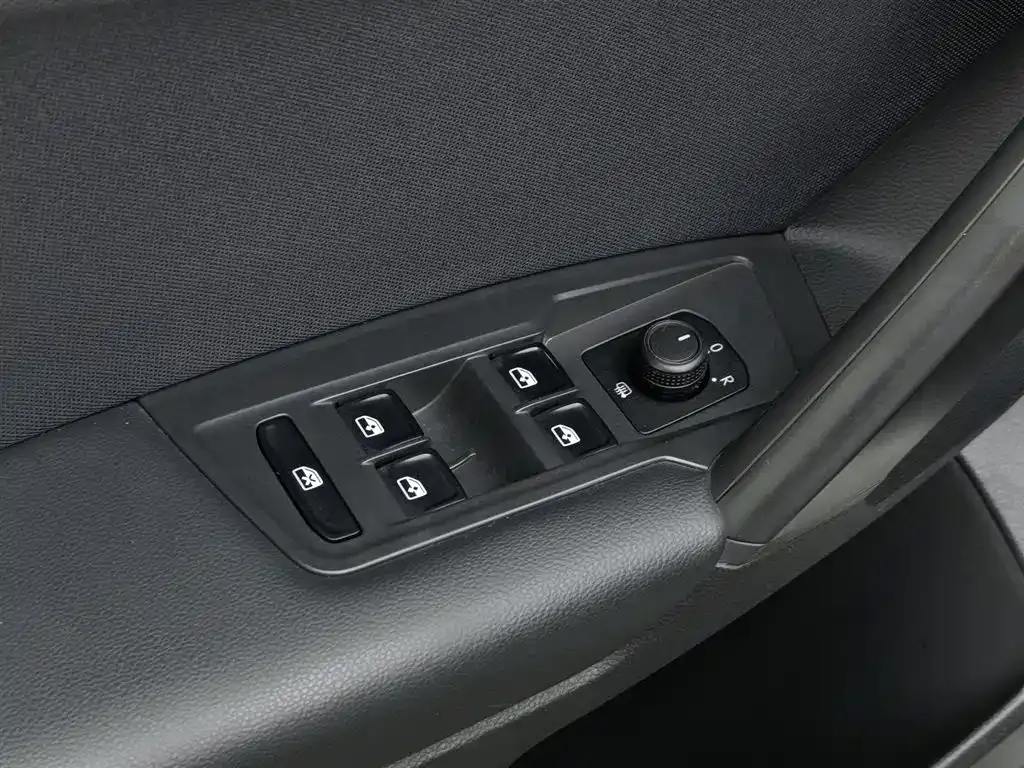 Volkswagen Tiguan L — фото 10