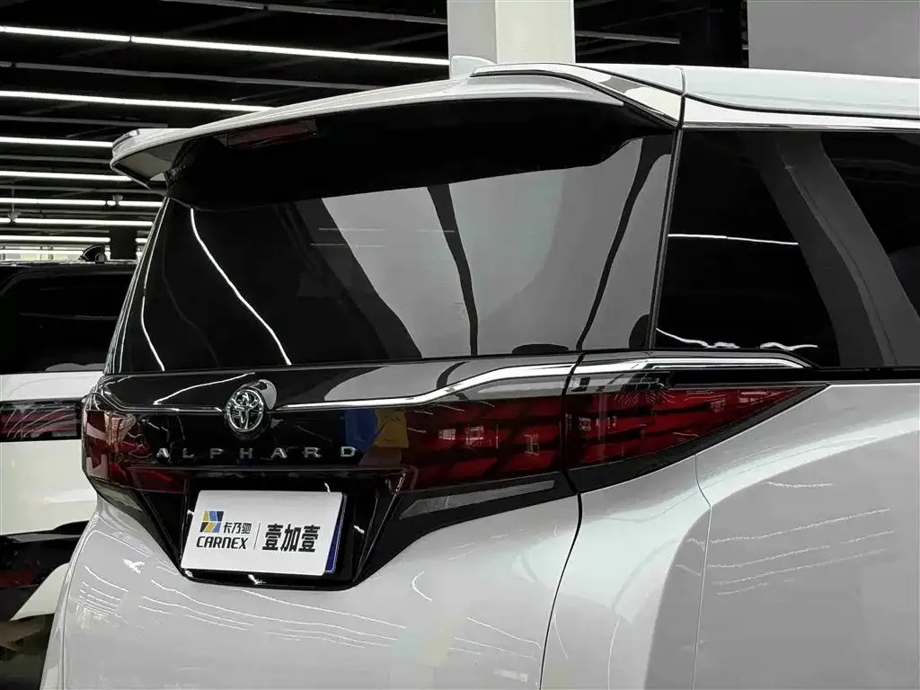 Toyota Alphard — фото 2