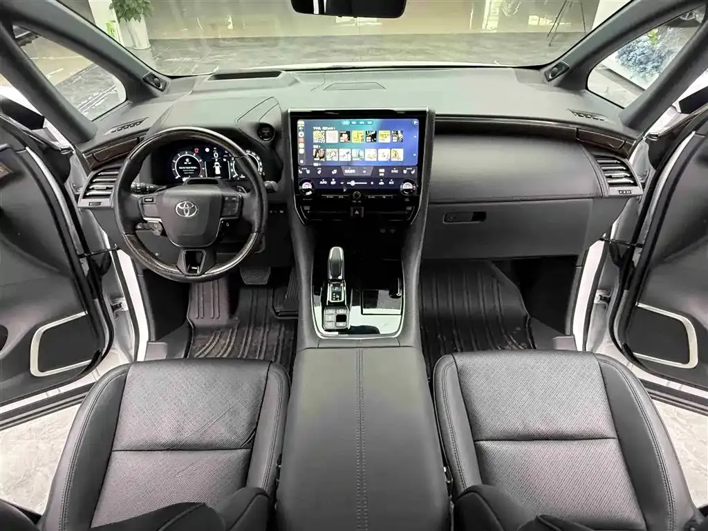Toyota Alphard — фото 8