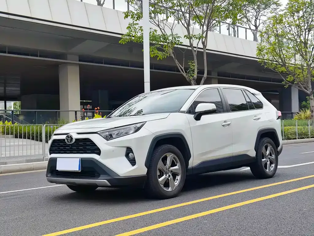 Toyota RAV4 — фото 1