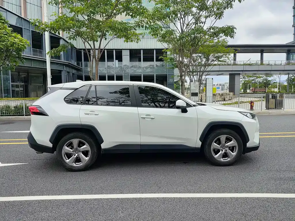 Toyota RAV4 — фото 5