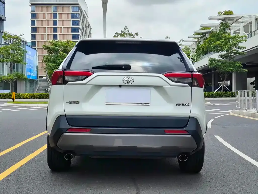 Toyota RAV4 — фото 7