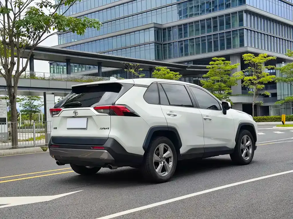 Toyota RAV4 — фото 9