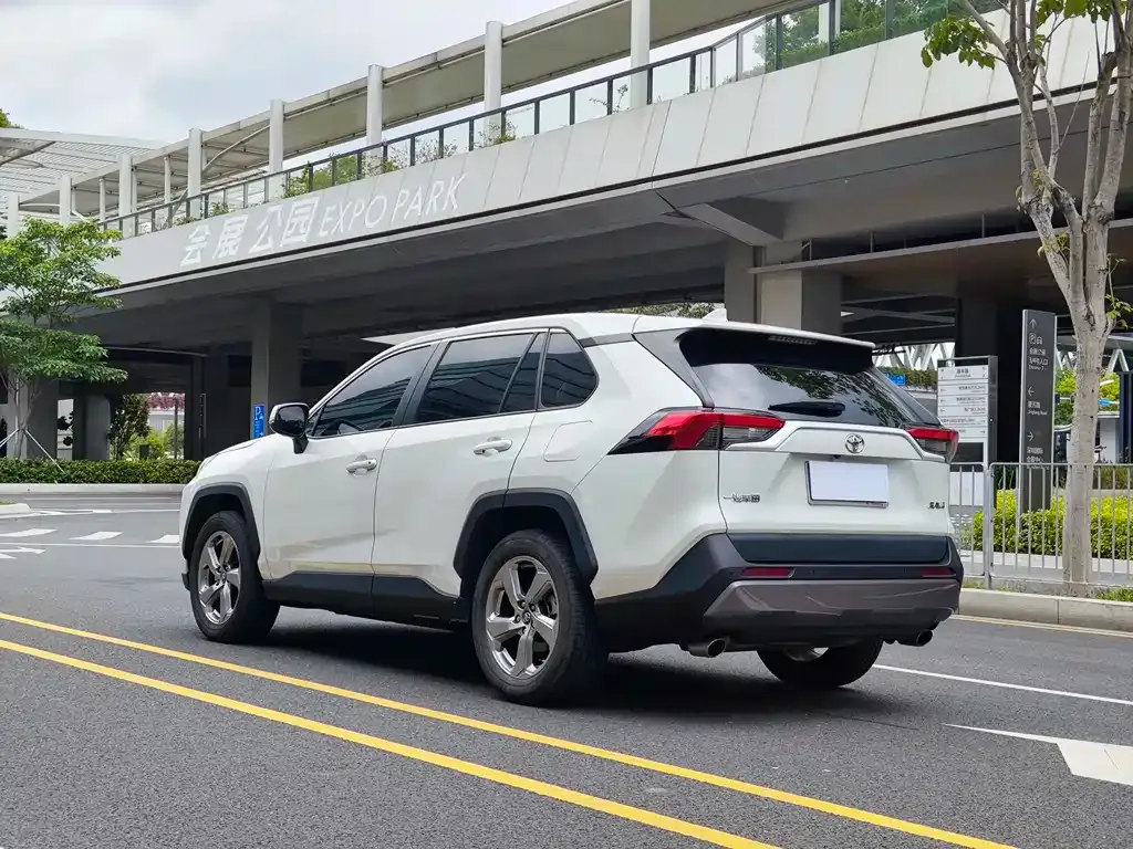 Toyota RAV4 — фото 4