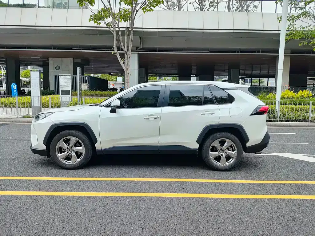 Toyota RAV4 — фото 8