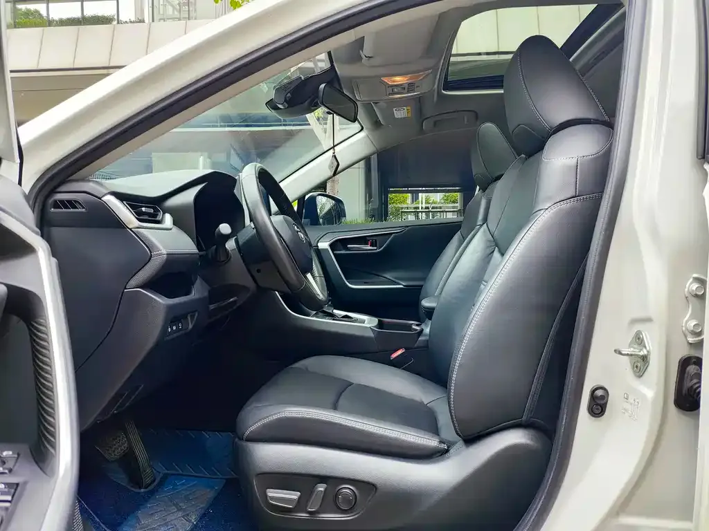 Toyota RAV4 — фото 2