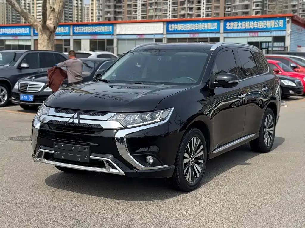 Mitsubishi Outlander — фото 1